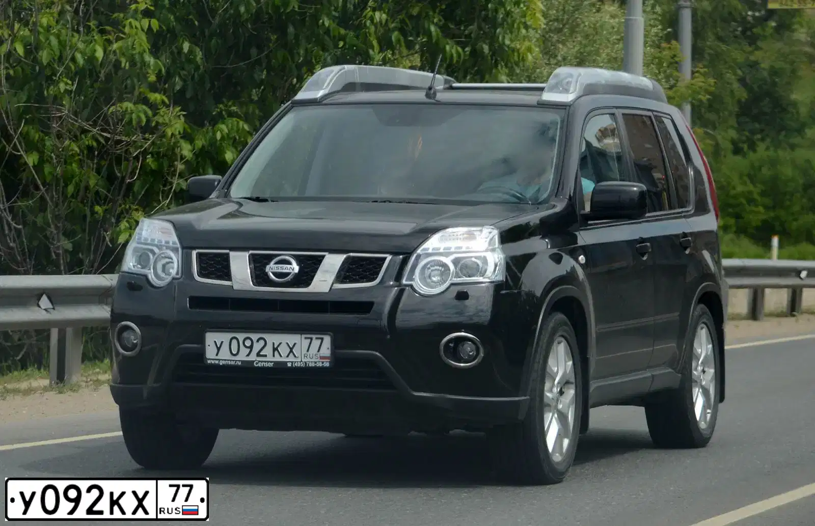 Фото автомобиля NISSAN X-TRAIL, 2013 — госномер У092КХ77. Цвет: ЧЕРНЫЙ