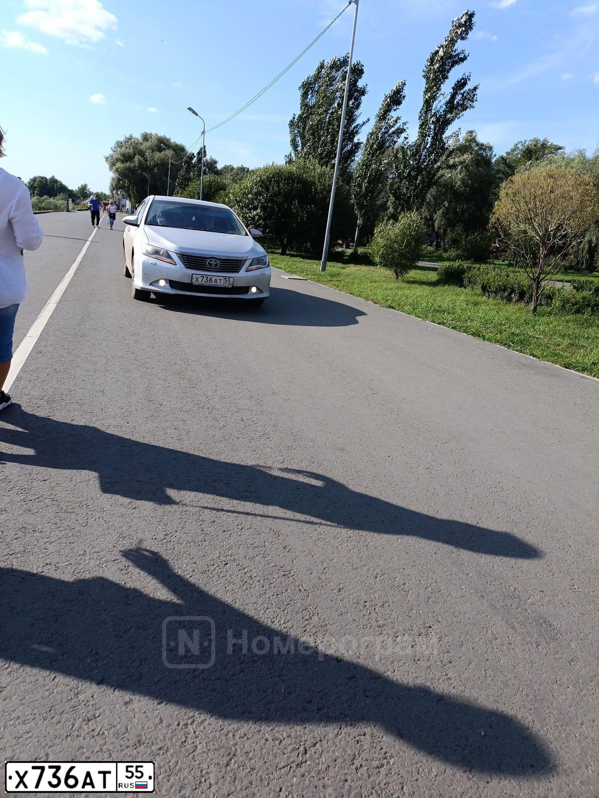 Фото автомобиля TOYOTA CAMRY, 2013 — госномер Х736АТ55. Цвет: СЕРЕБРИСТЫЙ МЕТАЛЛИК