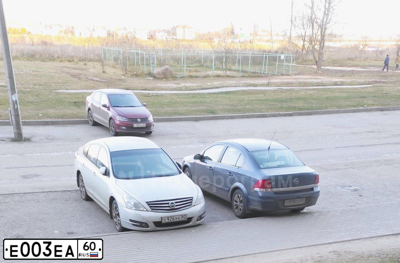 Фото автомобиля OPEL ASTRA, 2008 — госномер Е003ЕА60. Цвет: ТЕМНО-СИНИЙ