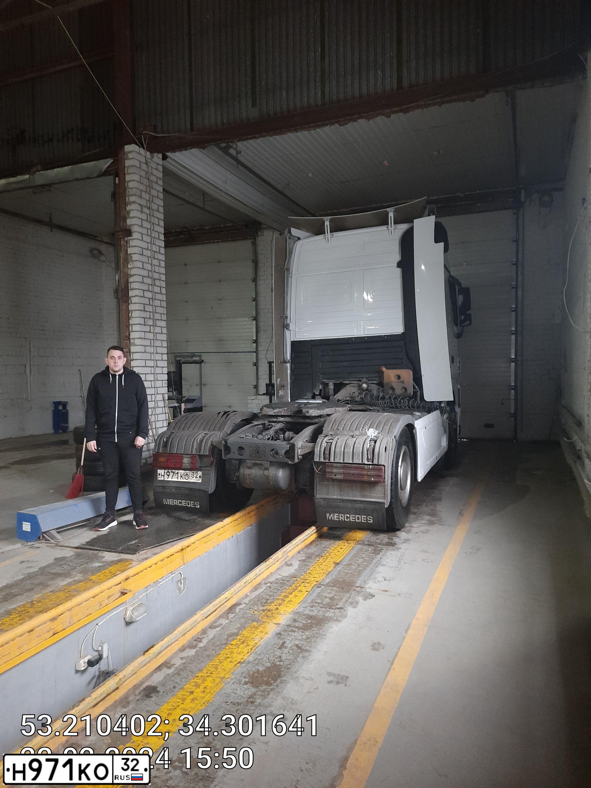 Фото автомобиля MERCEDES ACTROS, 2002 — госномер Н971КО32. Цвет: Белый