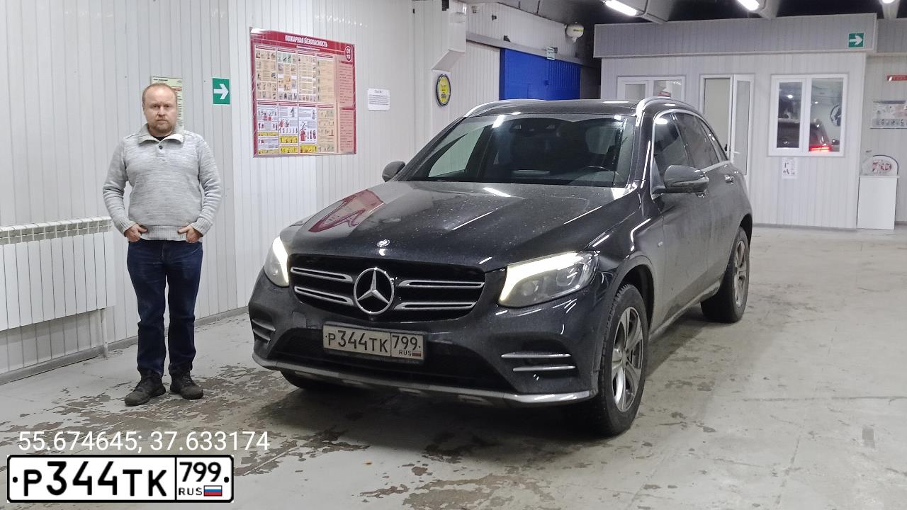 Фото автомобиля МЕРСЕДЕС-БЕНЦ GLC 300 4MATIC, 2015 — госномер Н124ХА124. Цвет: ЧЕРНЫЙ