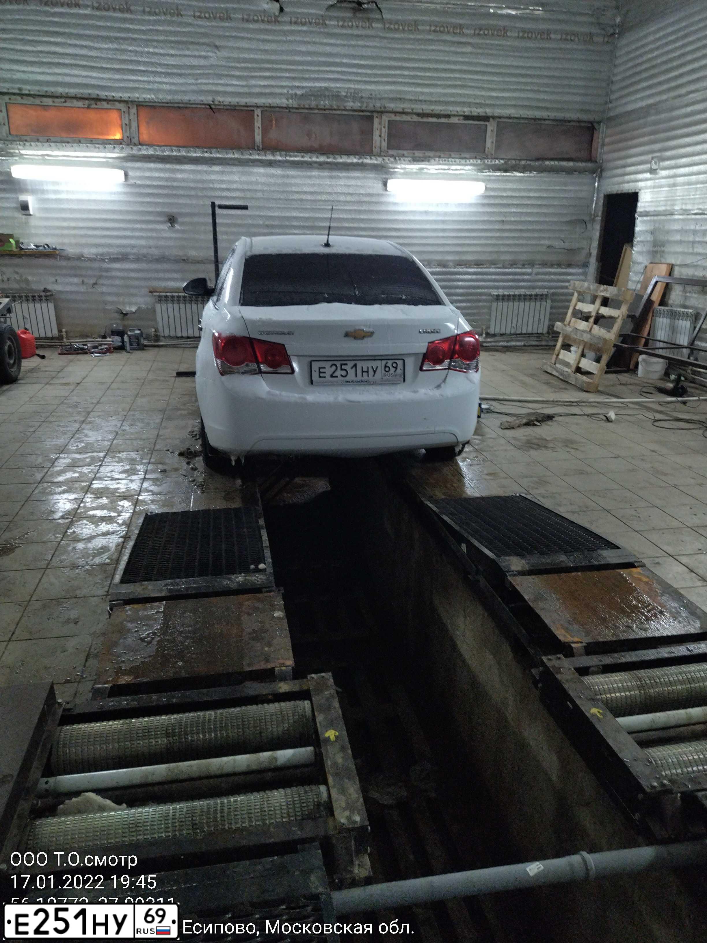 Фото автомобиля CHEVROLET CRUZE, 2010 — госномер Т172КУ790. Цвет: Белый