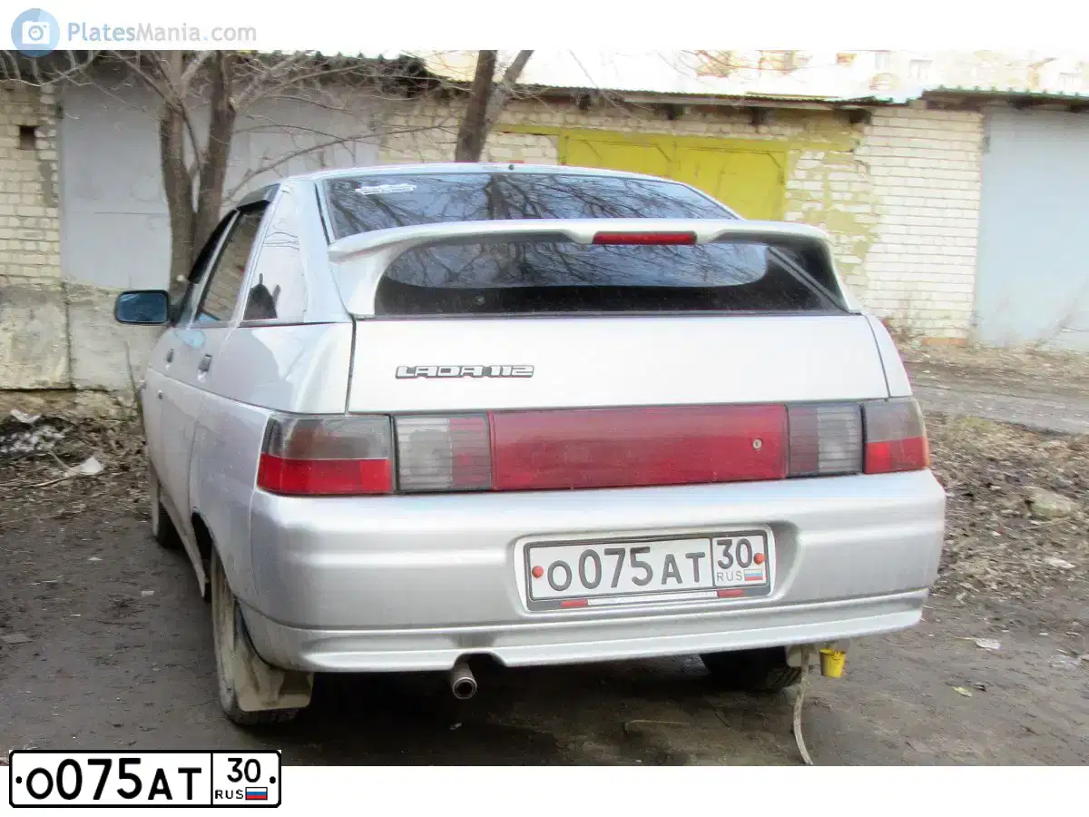 Фото автомобиля LADA 2112 LADA, 2004 — госномер О075АТ30. Цвет: Светло-Серебристый металлик