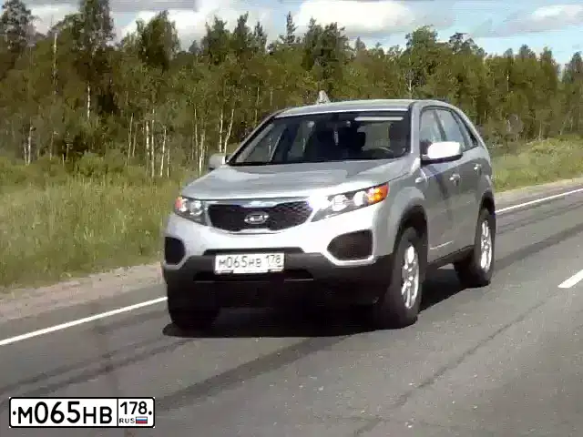 Фото автомобиля KIA SORENTO, 2011 — госномер М424ОЕ29. Цвет: СЕРЕБРИСТЫЙ