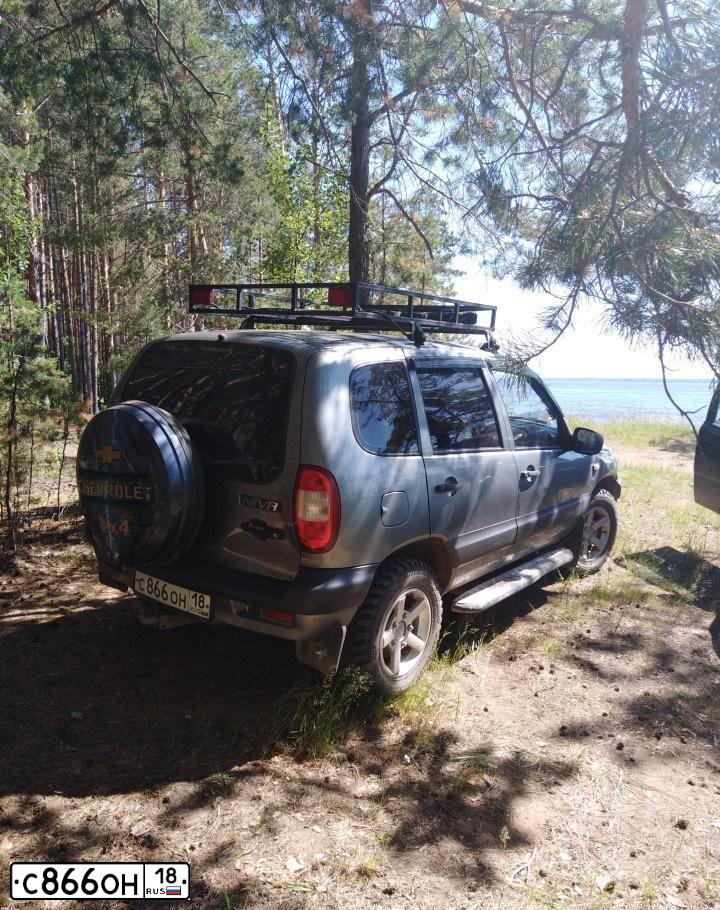 Фото автомобиля CHEVROLET NIVA, 2008 — госномер С866ОН18. Цвет: Темно-серый металлик