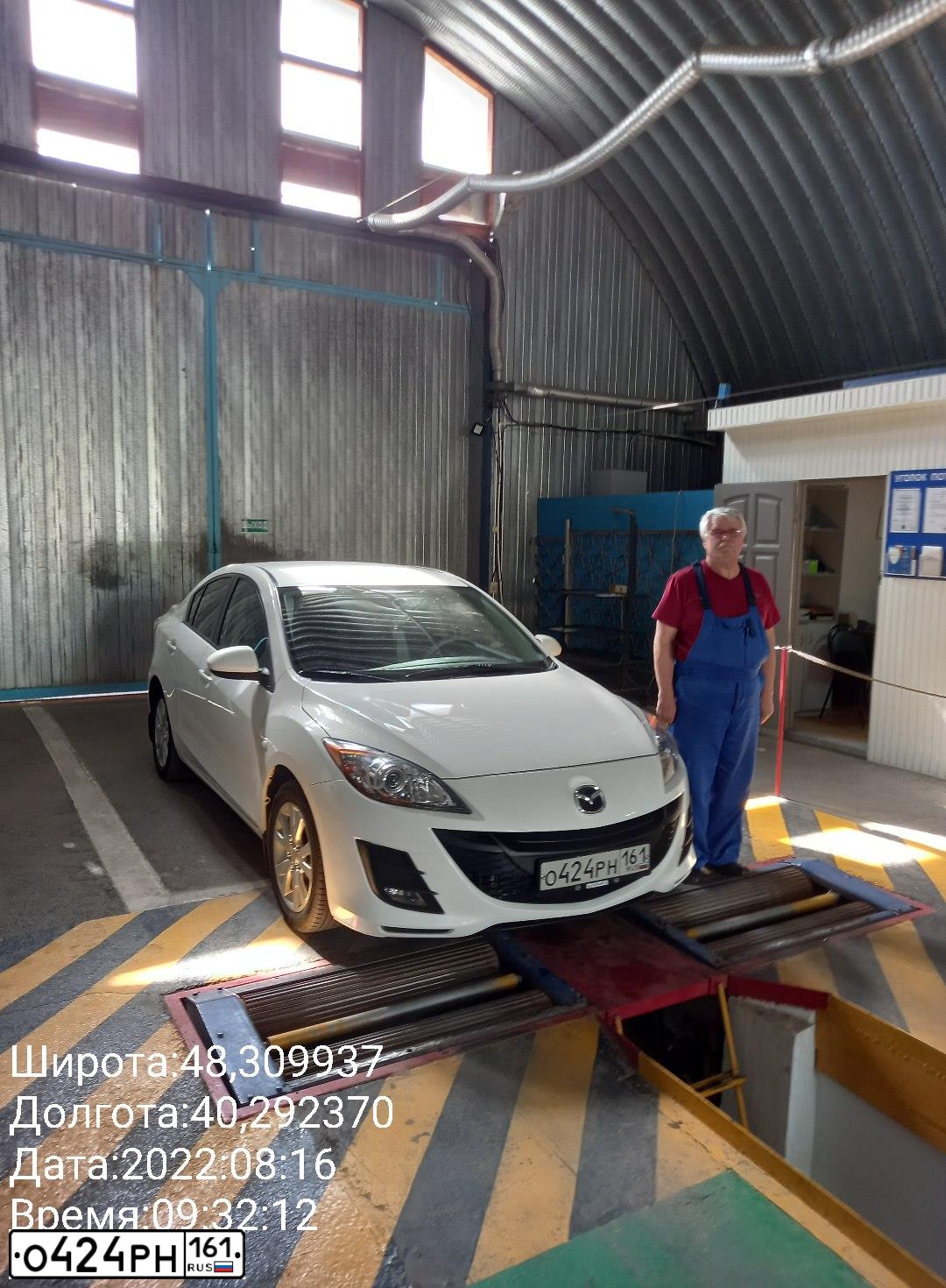 Фото автомобиля MAZDA 3, 2009 — госномер О424РН161. Цвет: Белый