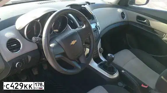 Фото автомобиля CHEVROLET CRUZE, 2014 — госномер Н939КУ136. Цвет: Белый