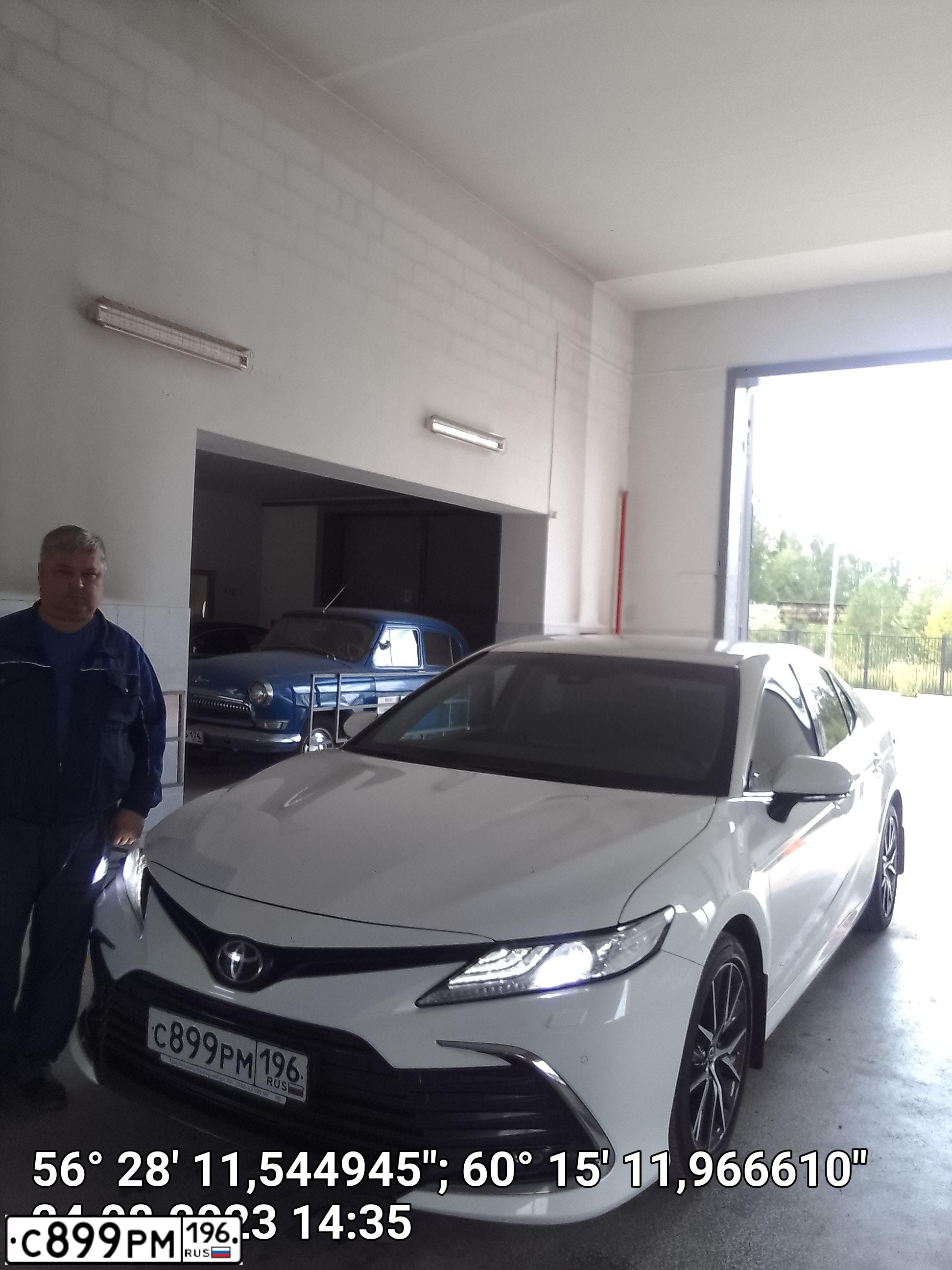 Фото автомобиля TOYOTA CAMRY, 2021 — госномер Е666НА66. Цвет: Белый