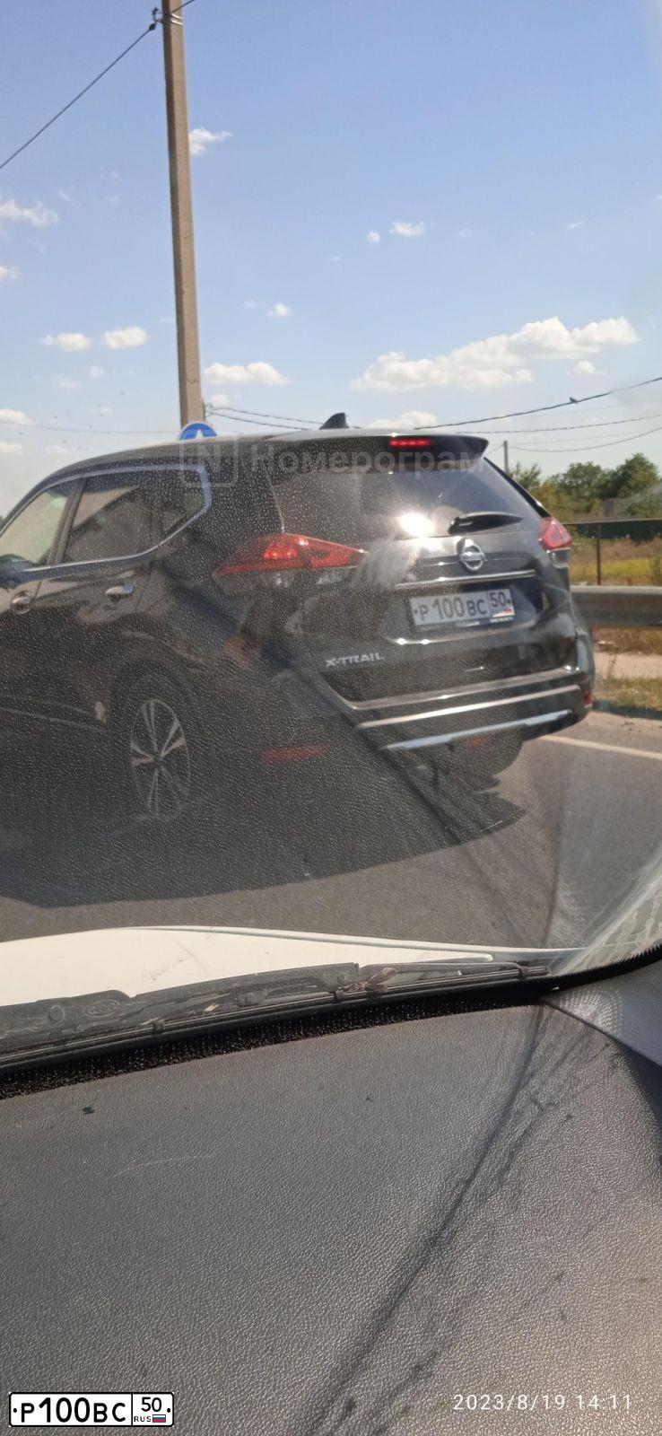 Фото автомобиля NISSAN X-TRAIL, 2019 — госномер Р100ВС50. Цвет: ЧЕРНЫЙ