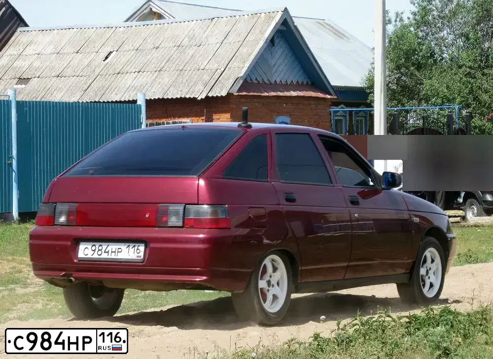 Фото автомобиля LADA 2112, 2006 — госномер С984НР116. Цвет: ТЕМНО-МАЛИНОВЫЙ