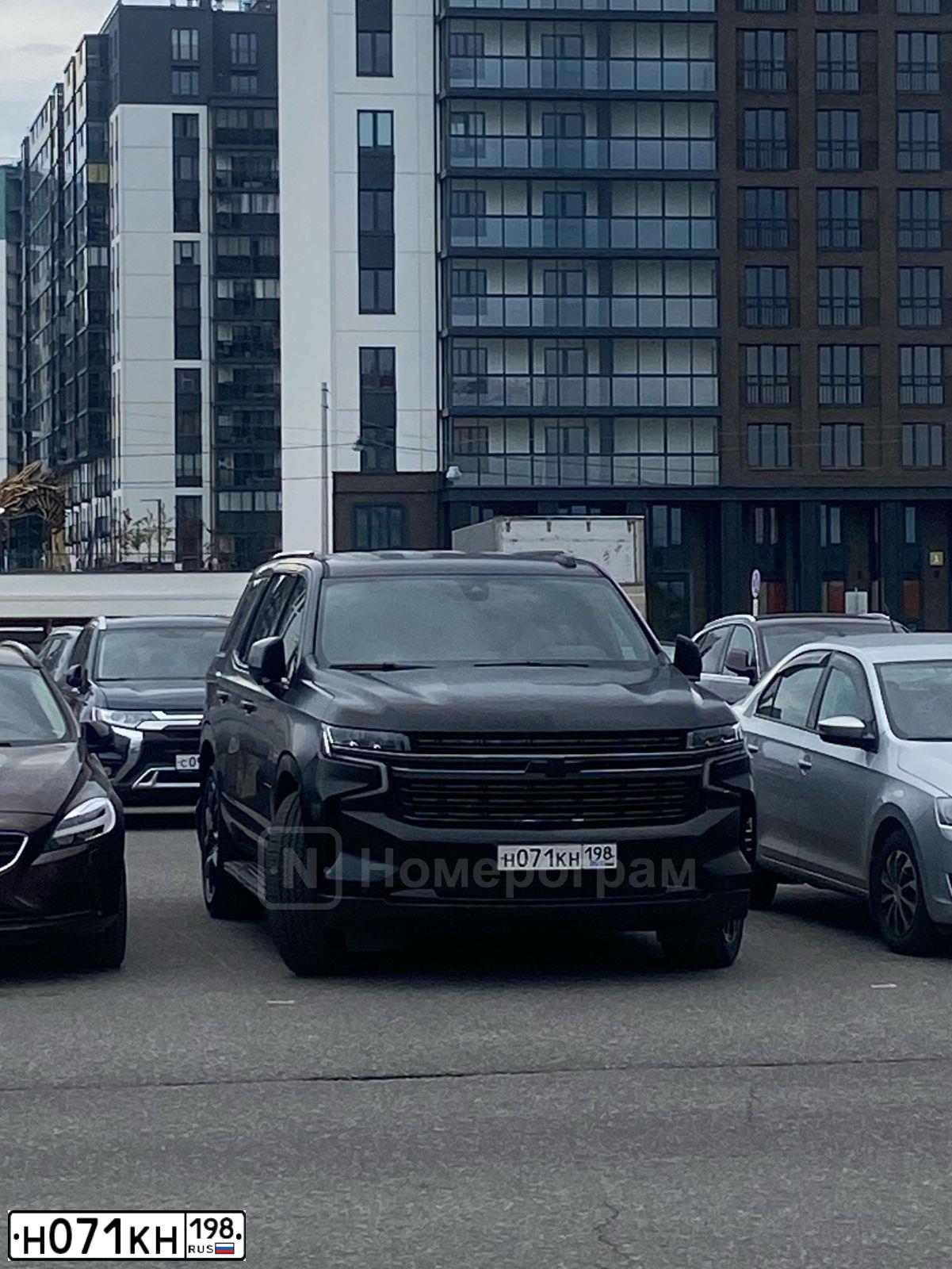 Фото автомобиля CHEVROLET TAHOE, 2021 — госномер Н071КН198. Цвет: ЧЕРНЫЙ