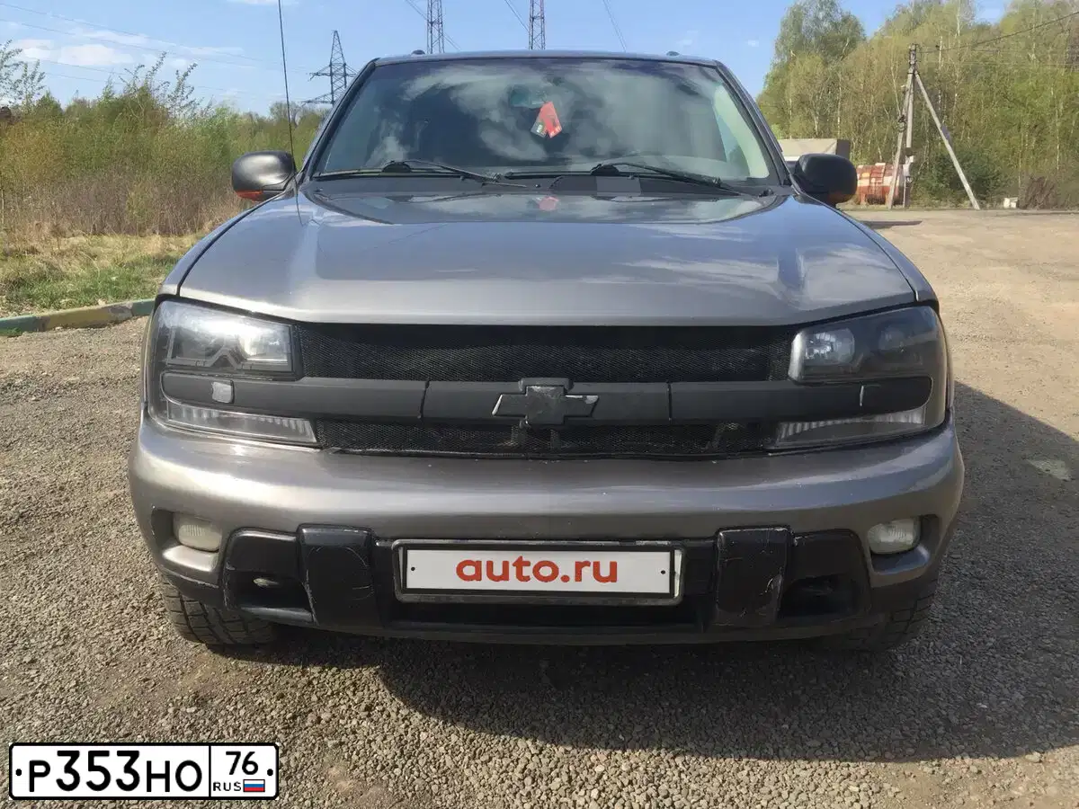 Фото автомобиля CHEVROLET TRAILBLAZER, 2005 — госномер Р353НО76. Цвет: Серый