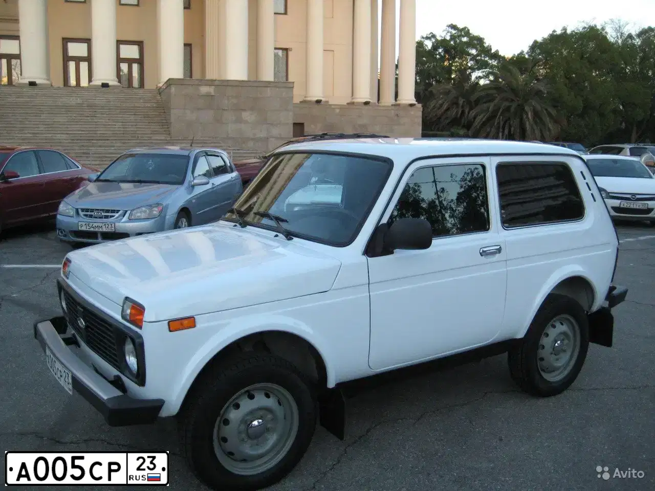 Фото автомобиля ЛАДА 212140 LADA 4X4, 2013 — госномер Е023СМ123. Цвет: ЯРКО-БЕЛЫЙ