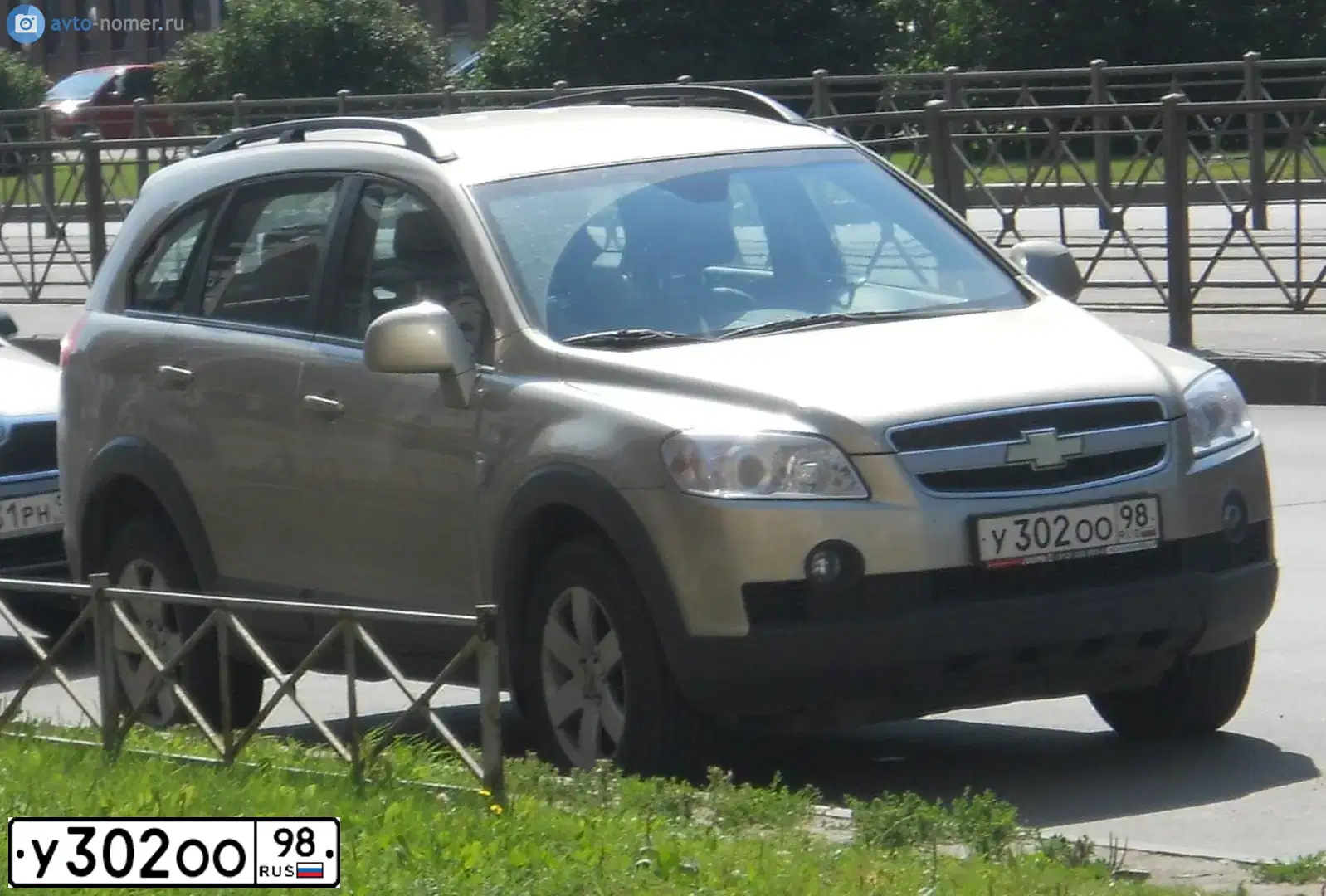 Фото автомобиля CHEVROLET CAPTIVA, 2008 — госномер У302ОО98. Цвет: БЕЖЕВЫЙ