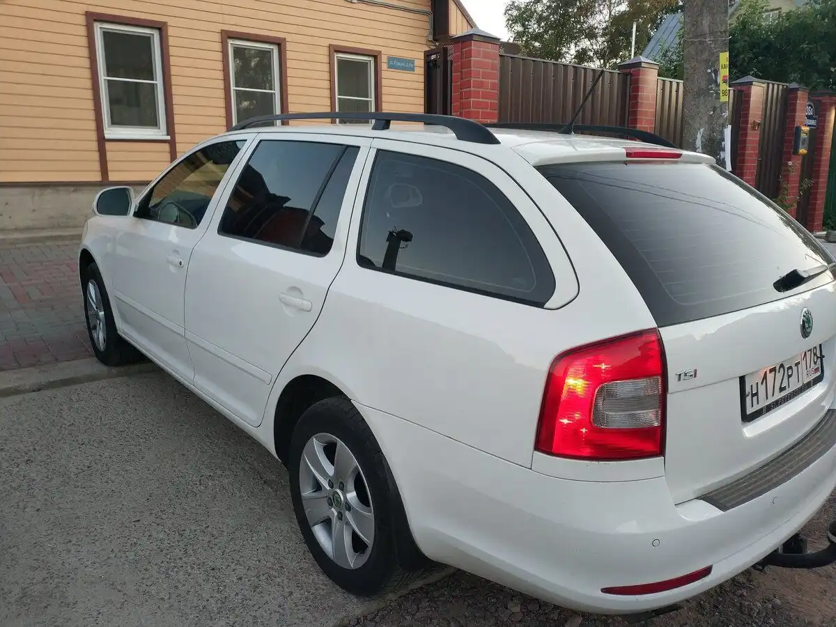 Фото автомобиля SKODA OCTAVIA, 2012 — госномер О051ОС124. Цвет: Белый