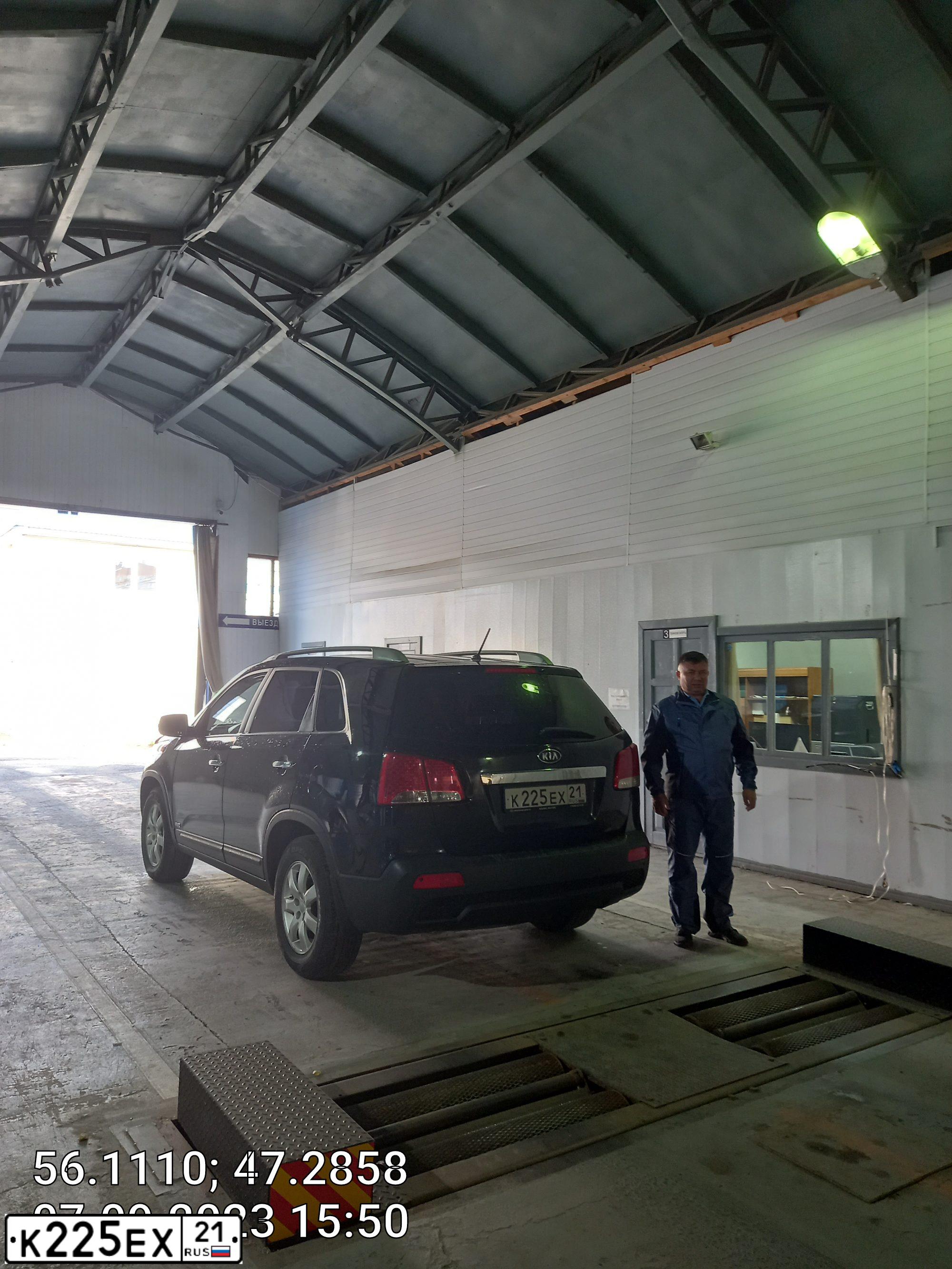 Фото автомобиля KIA SORENTO, 2012 — госномер К225ЕХ21. Цвет: ЧЕРНЫЙ