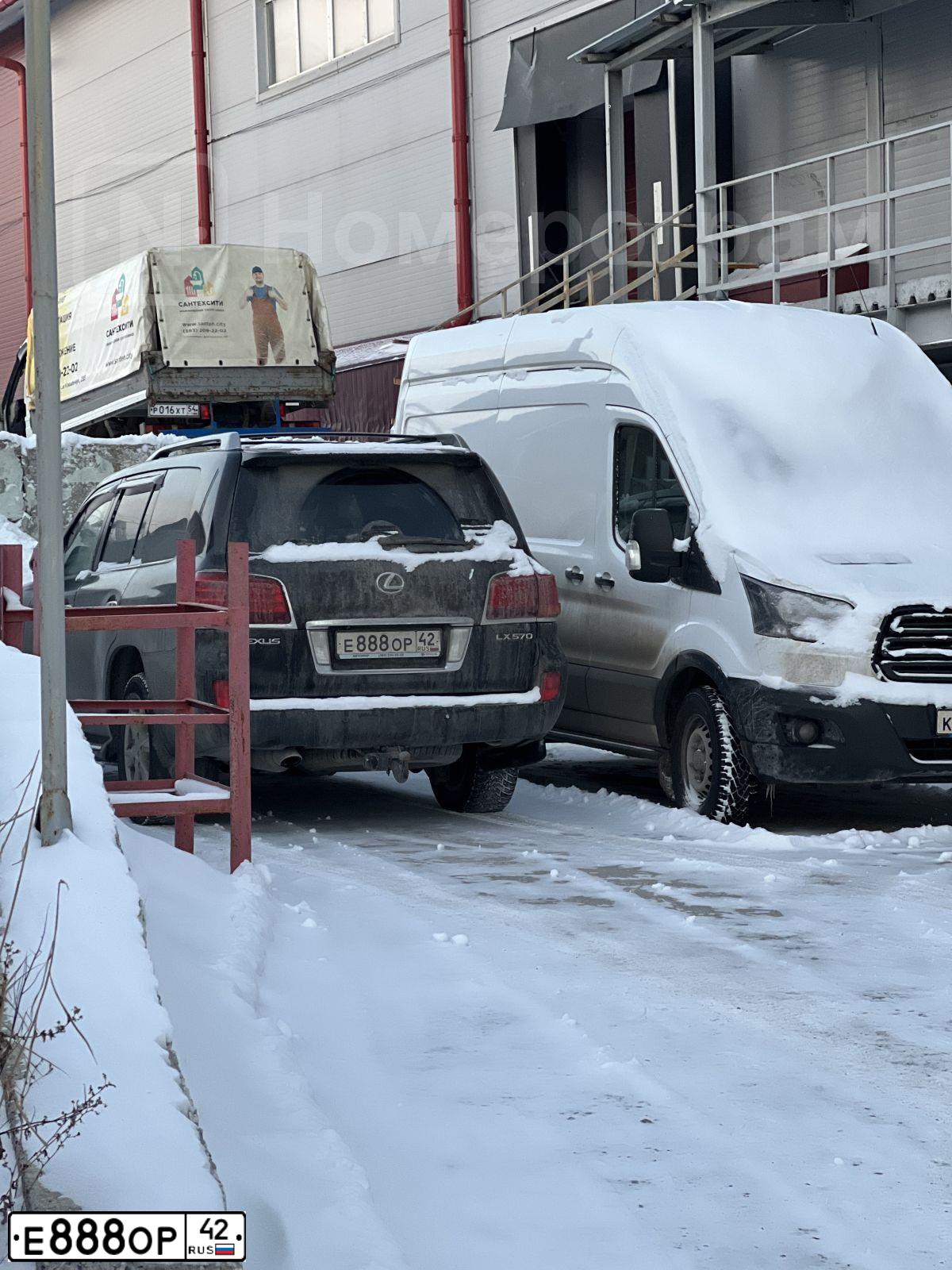 Фото автомобиля LEXUS LX, 2008 — госномер Е888ОР42. Цвет: ЧЕРНЫЙ