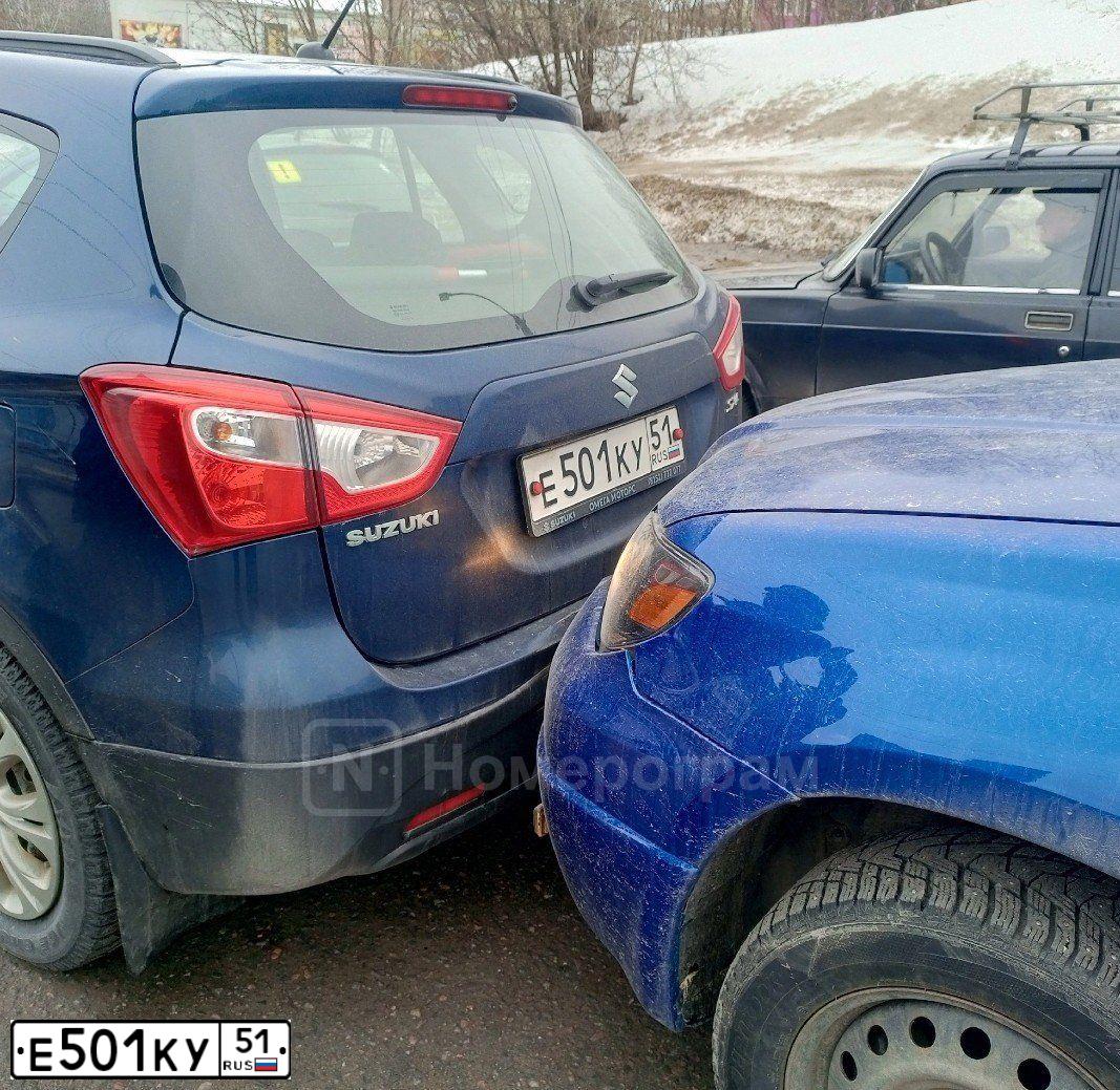Фото автомобиля SUZUKI SX 4, 2018 — госномер Е501КУ51. Цвет: ТЕМНО-СИНИЙ
