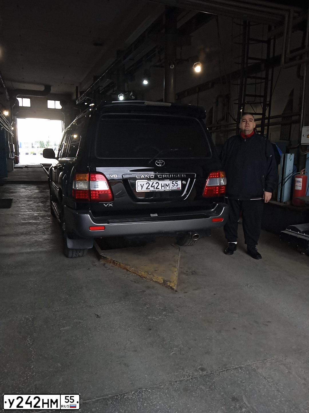 Фото автомобиля TOYOTA LANDCRUISER, 2006 — госномер У242НМ55. Цвет: ЧЕРНЫЙ