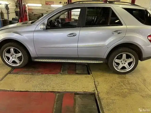 Фото автомобиля MERCEDES M-KLASSE, 2007 — госномер М542ВК181. Цвет: голубой