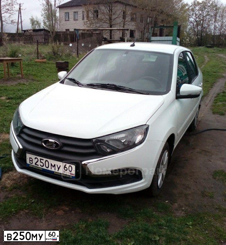 Фото автомобиля LADA 2190 GRANTA, 2019 — госномер В250МУ60. Цвет: БЕЛЫЙ