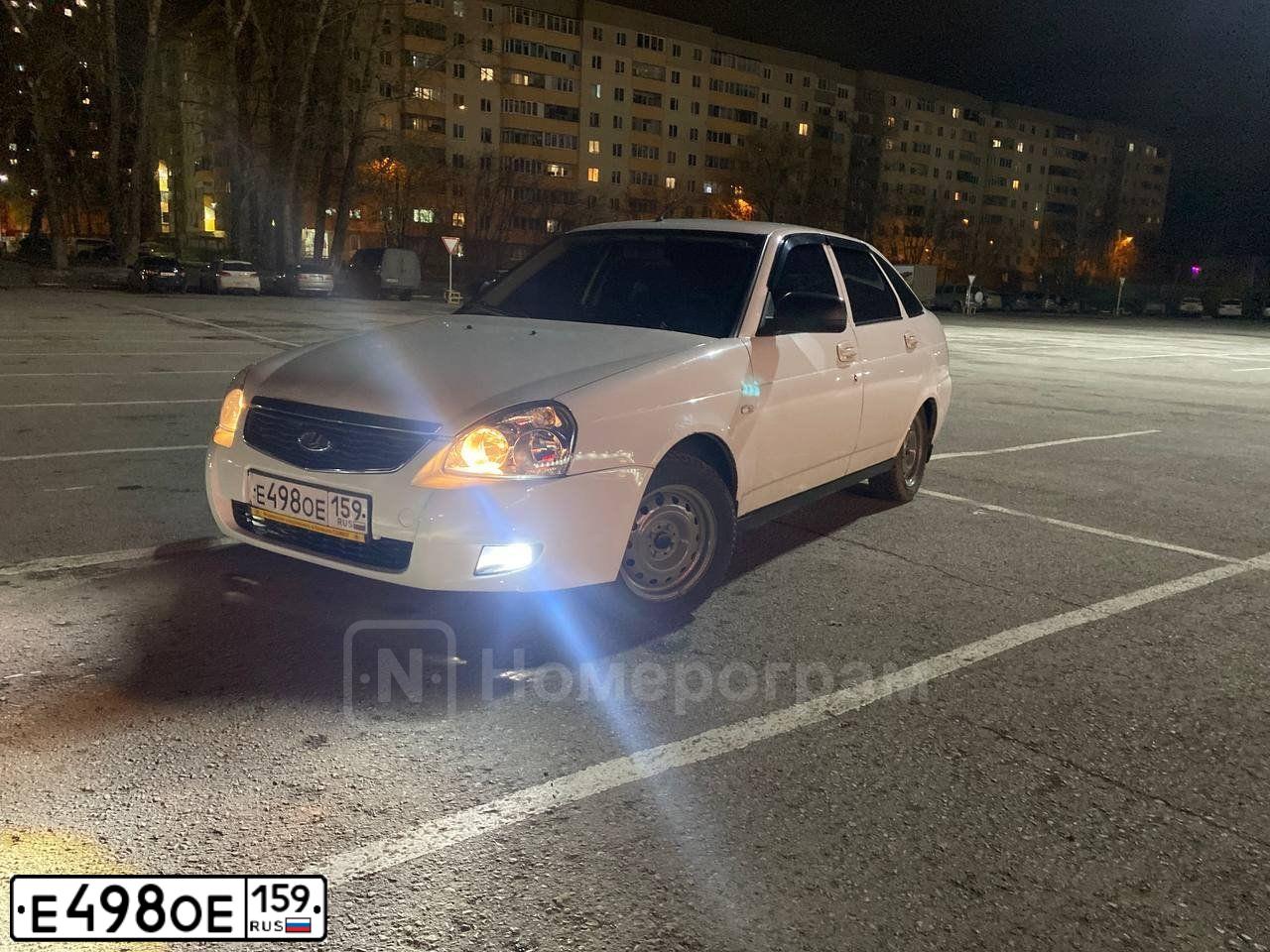 Фото автомобиля LADA 2172 PRIORA, 2012 — госномер Е498ОЕ159. Цвет: Белый