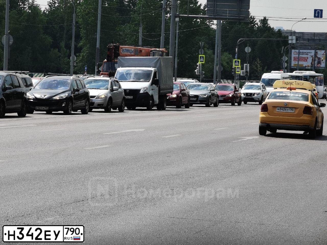 Фото автомобиля VOLKSWAGEN POLO, 2017 — госномер Н342ЕУ790. Цвет: ЖЁЛТЫЙ