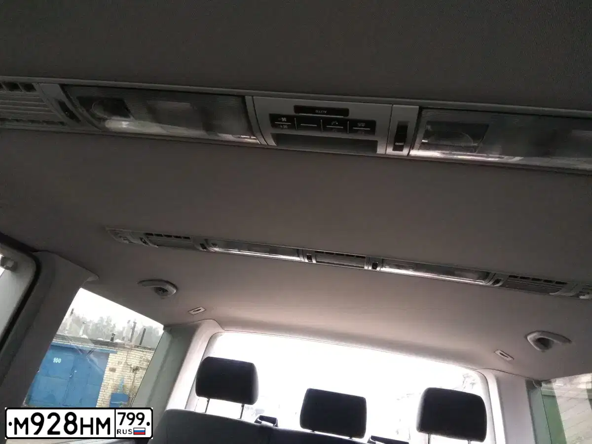 Фото автомобиля VOLKSWAGEN MULTIVAN, 2012 — госномер Е525КС799. Цвет: ЧЕРНЫЙ