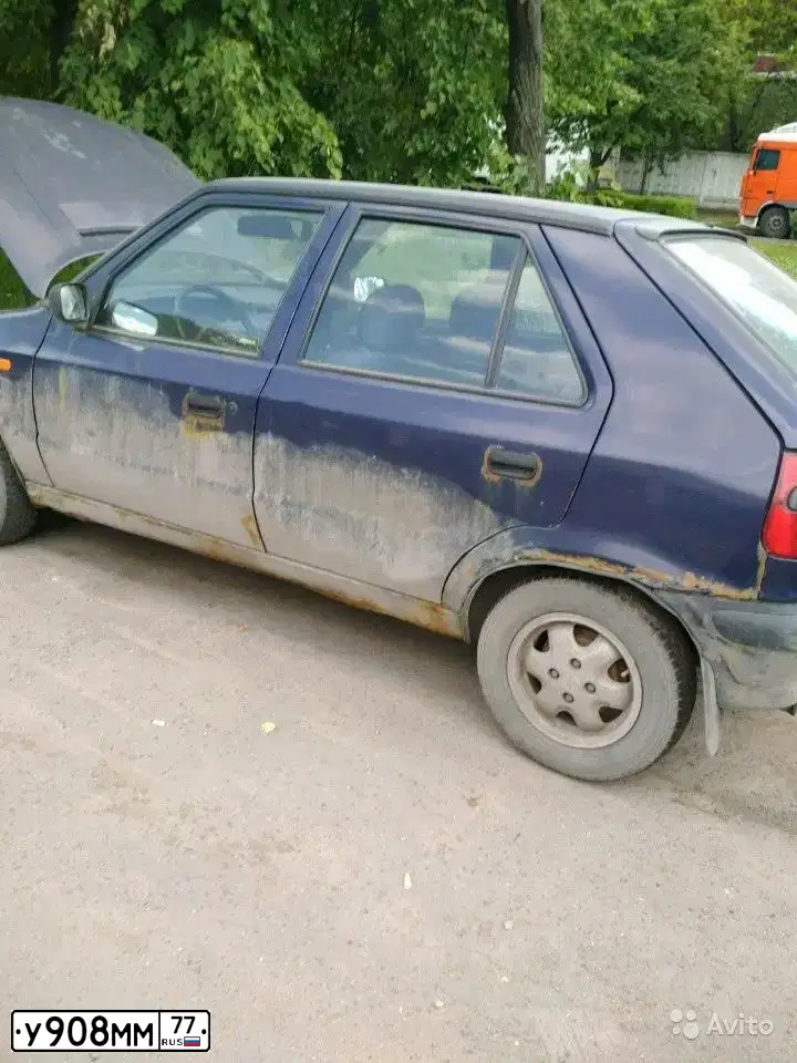 Фото автомобиля SKODA FELICIA, 1997 — госномер Н729РХ77. Цвет: СИНИЙ ТЕМНЫЙ