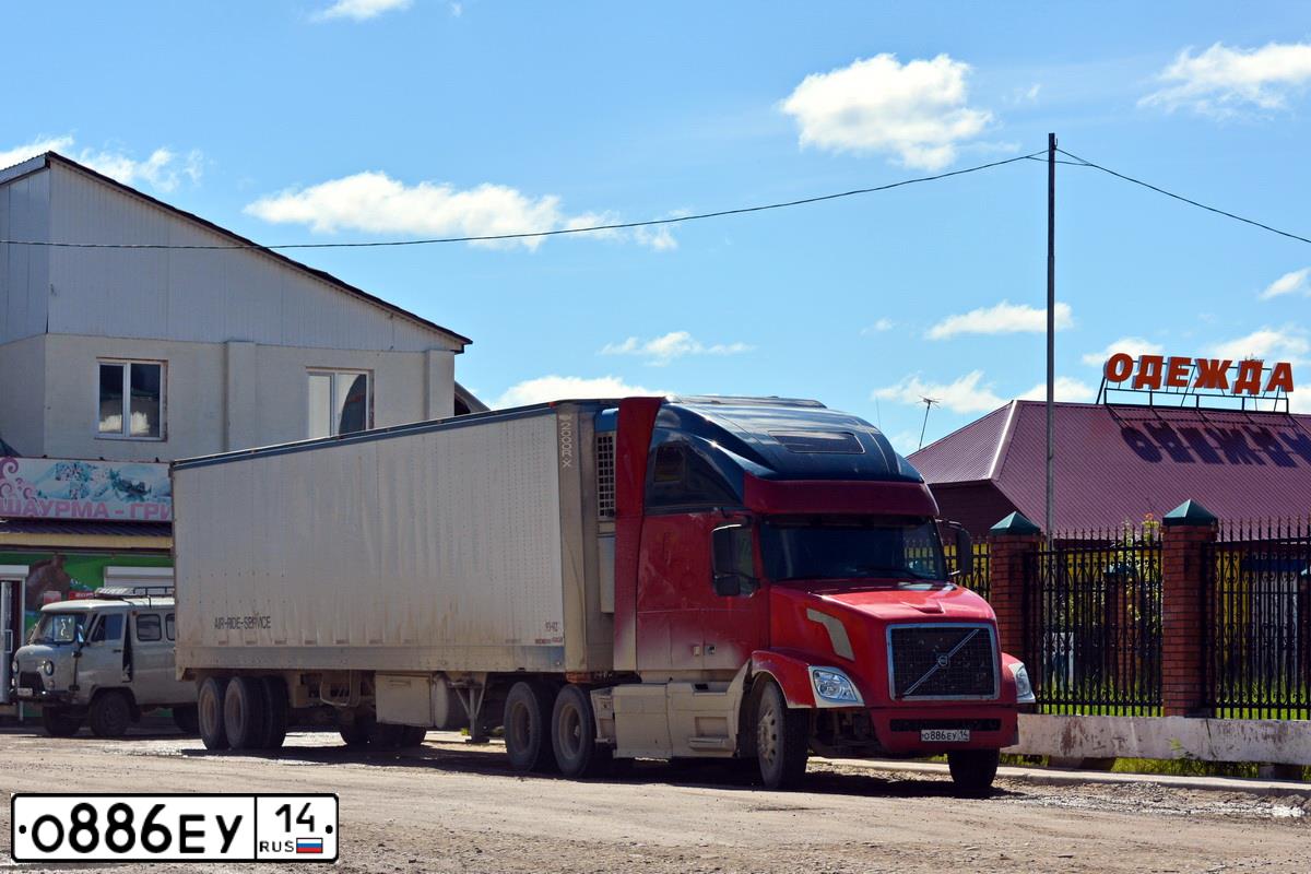 Фото автомобиля VOLVO SERIE VNL /6X4/, 2003 — госномер К412РС28. Цвет: Красный