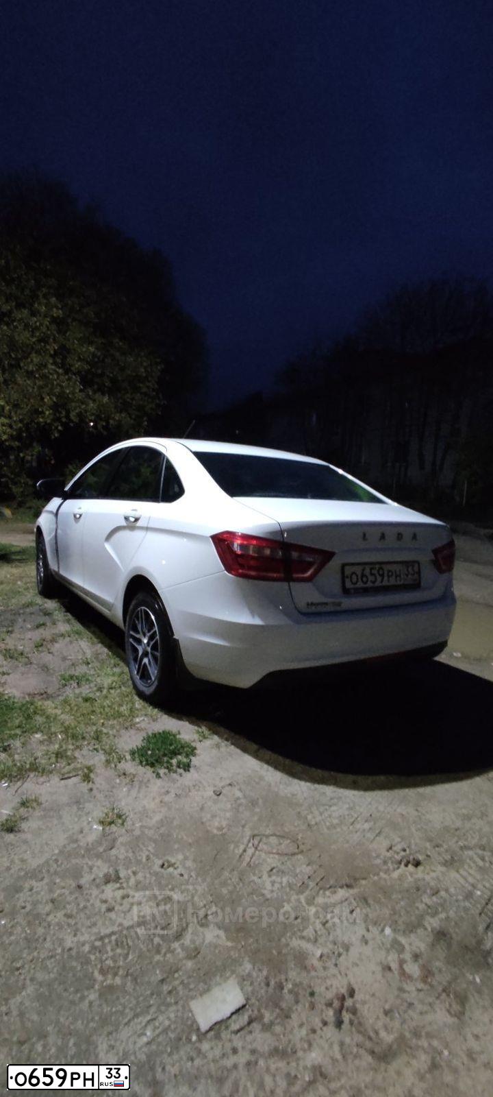Фото автомобиля LADA VESTA, 2018 — госномер О659РН33. Цвет: БЕЛЫЙ