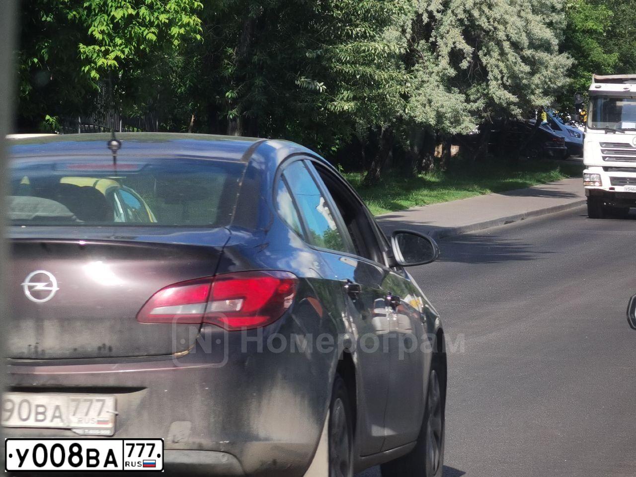 Фото автомобиля BMW SERIE 5, 2013 — госномер У008ВА777. Цвет: Белый