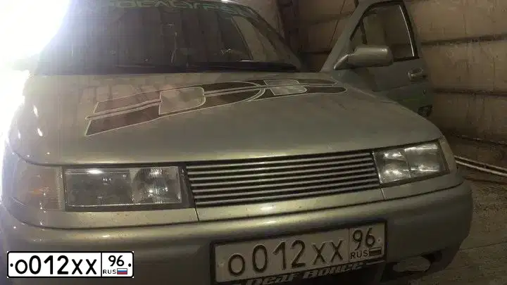 Фото автомобиля LADA 2112, 2003 — госномер Т702АУ196. Цвет: СВЕТЛО-СЕРЫЙ
