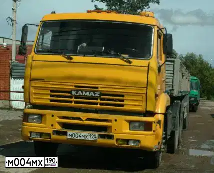 Фото автомобиля KAMAZ 65116 /6X4/, 2007 — госномер М004МХ150. Цвет: ЖЕЛТЫЙ