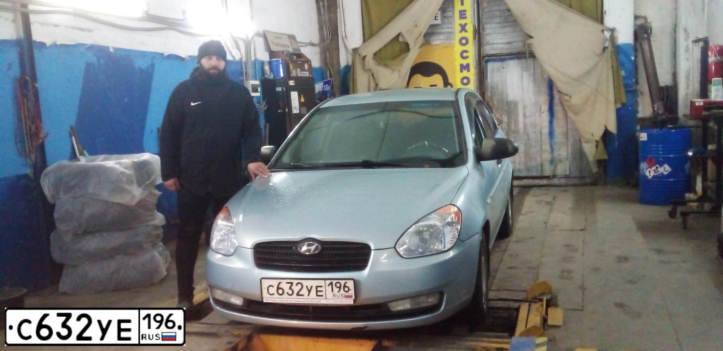 Фото автомобиля HYUNDAI VERNA, 2006 — госномер Н767АО196. Цвет: СВЕТЛО ГОЛУБОЙ