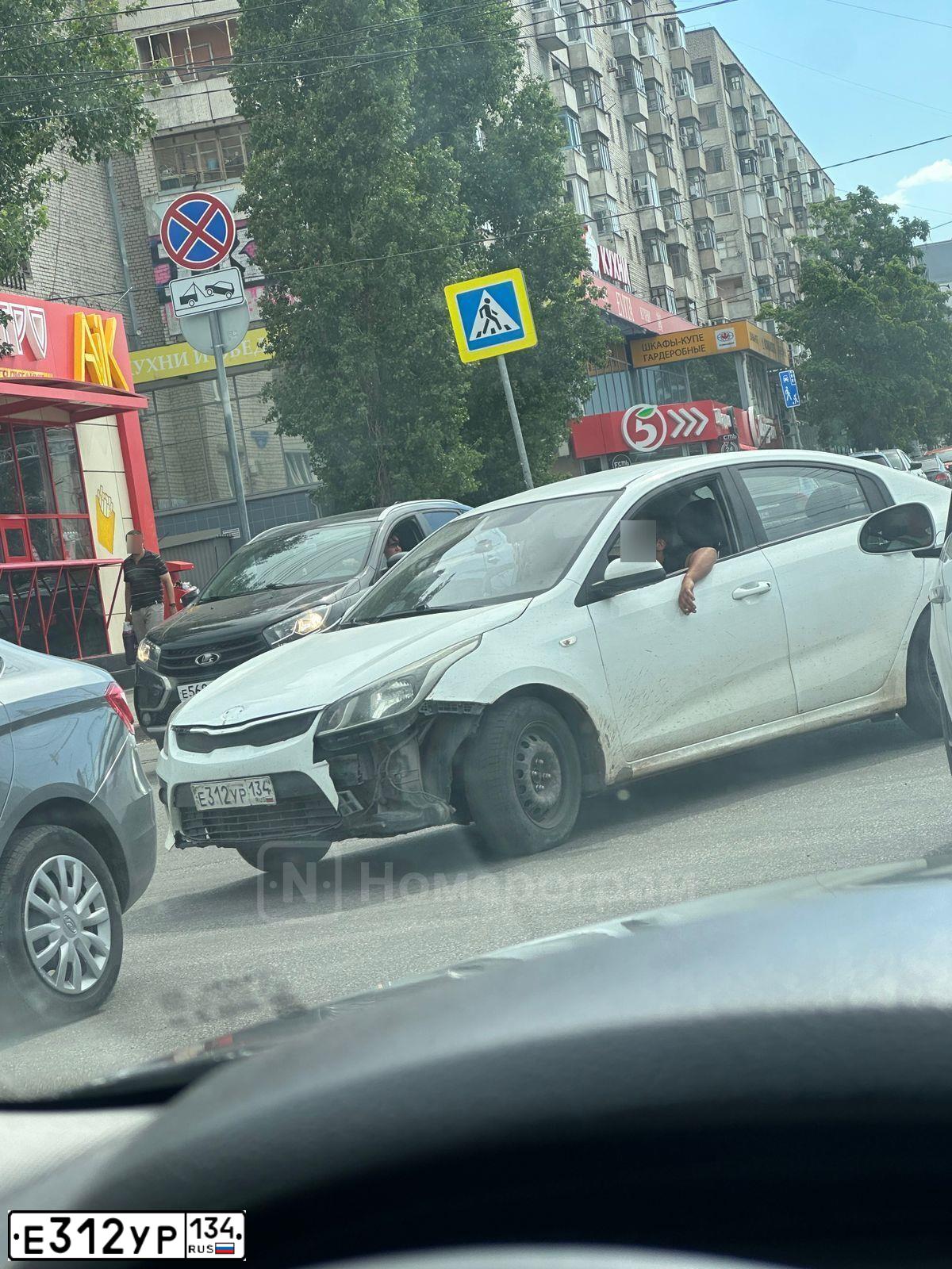 Фото автомобиля KIA RIO, 2019 — госномер Е312УР134. Цвет: Белый