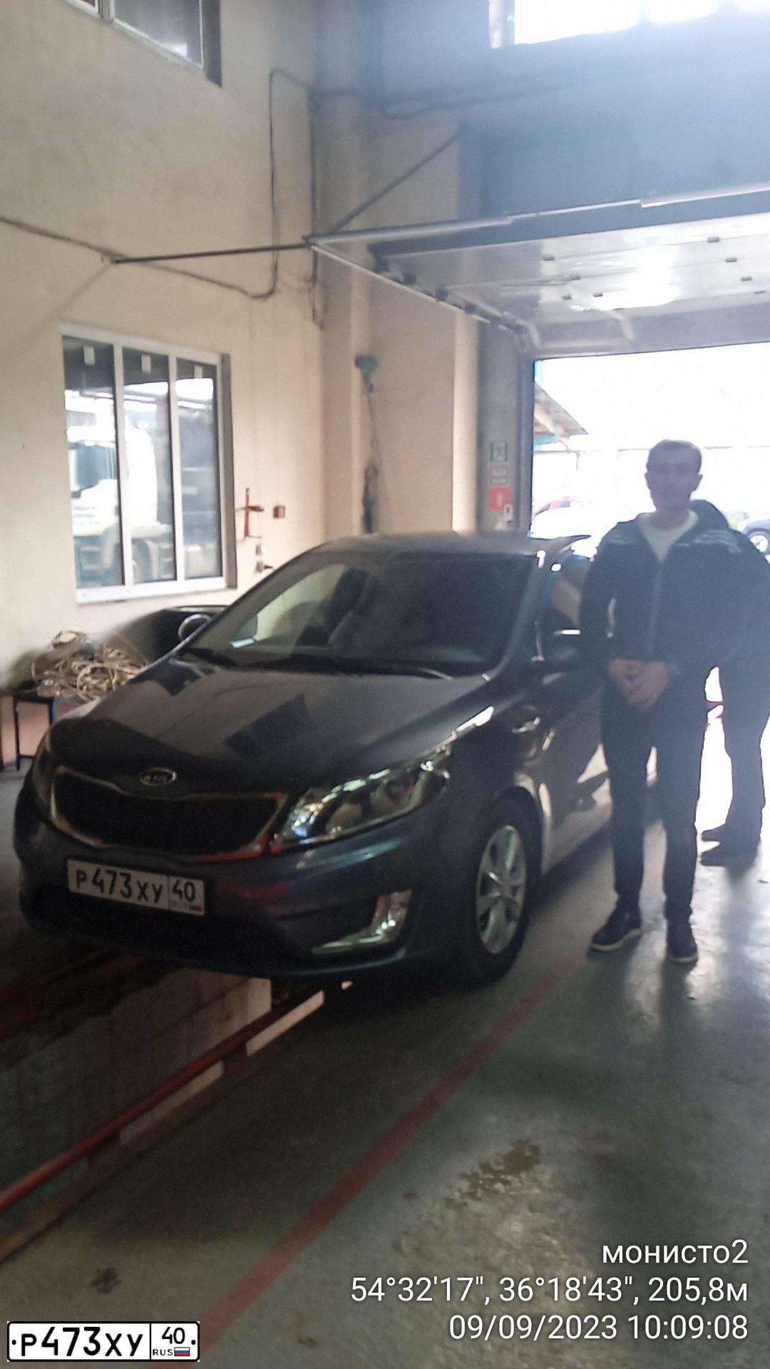 Фото автомобиля KIA RIO, 2012 — госномер Т548ВК77. Цвет: голубой