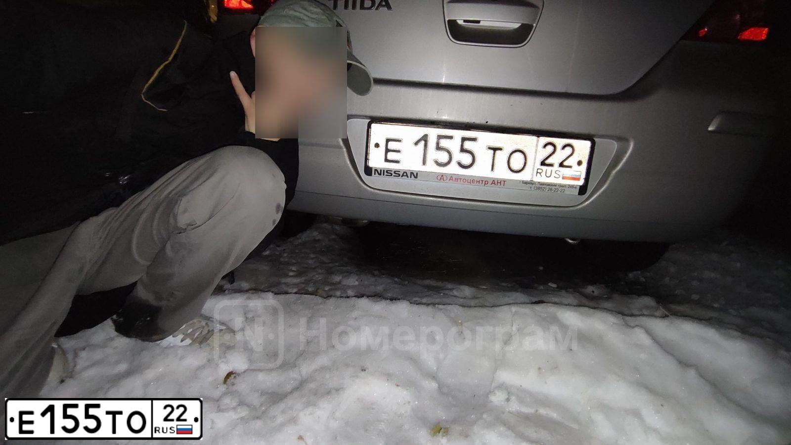 Фото автомобиля NISSAN TIIDA, 2011 — госномер Е155ТО22. Цвет: СЕРЕБРИСТЫЙ