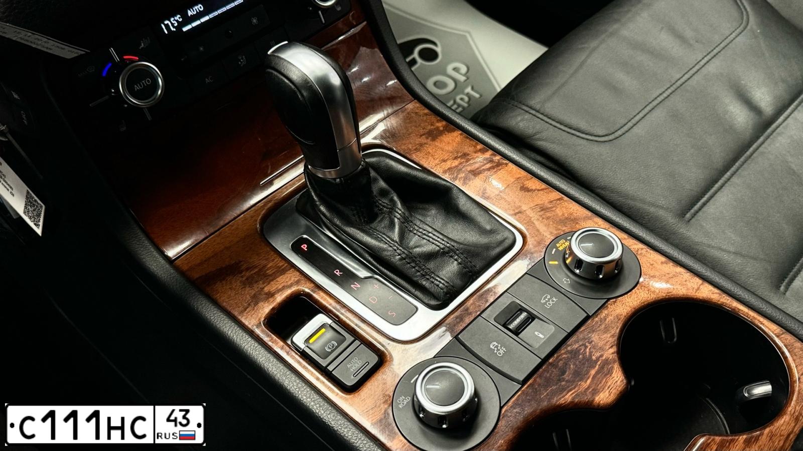 Фото автомобиля VOLKSWAGEN TOUAREG, 2010 — госномер С790ХС43. Цвет: ЧЕРНЫЙ