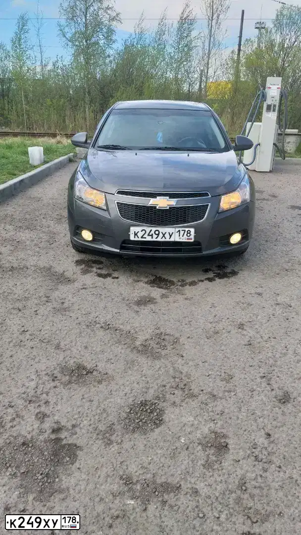 Фото автомобиля CHEVROLET CRUZE, 2012 — госномер К249ХУ178. Цвет: СЕРЫЙ МЕТАЛЛИК
