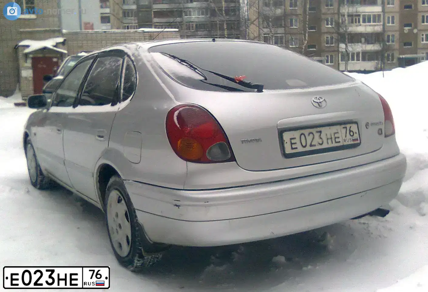 Фото автомобиля TOYOTA COROLLA, 2001 — госномер Е023НЕ76. Цвет: СВЕТЛО-СЕРЫЙ