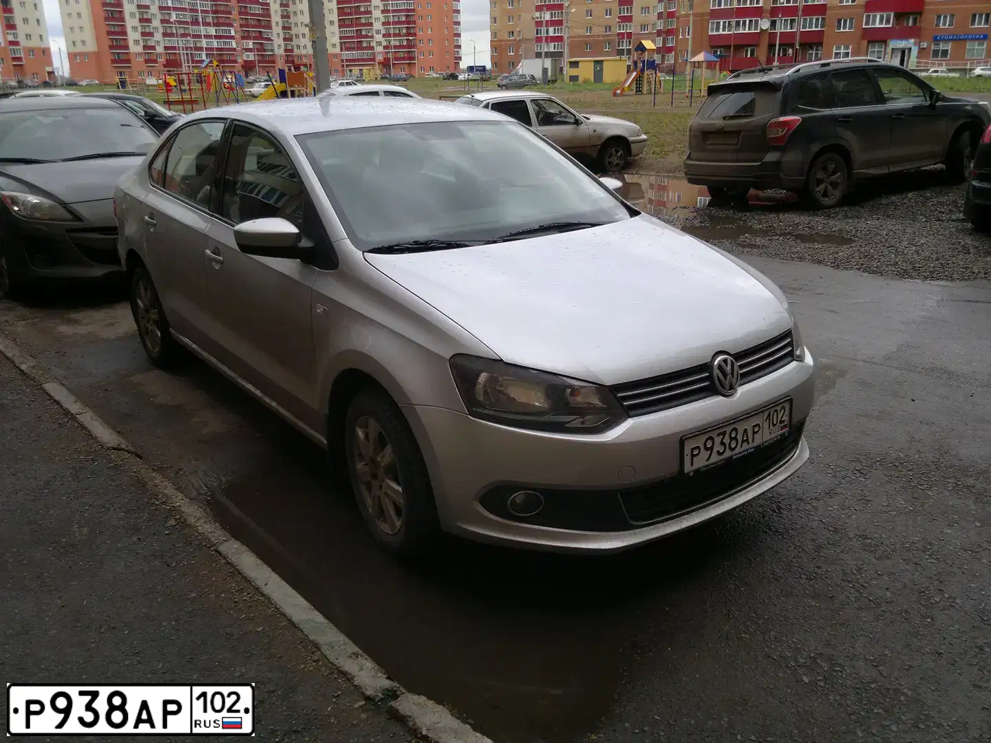 Фото автомобиля VOLKSWAGEN POLO, 2013 — госномер Р938АР102. Цвет: СЕРЕБРИСТЫЙ