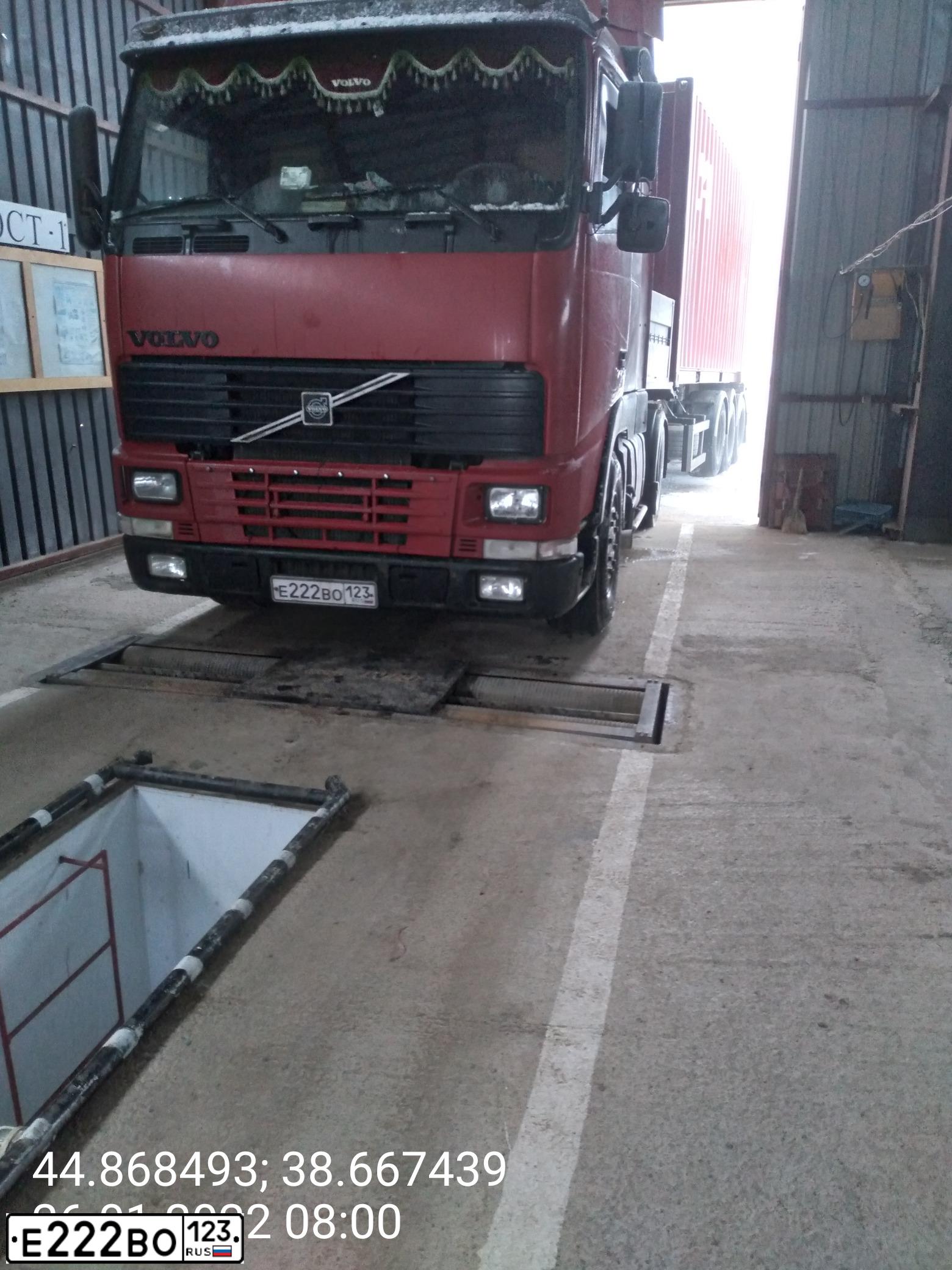 Фото автомобиля VOLVO SERIE FH /4X2/, 1996 — госномер Е222ВО123. Цвет: Красный
