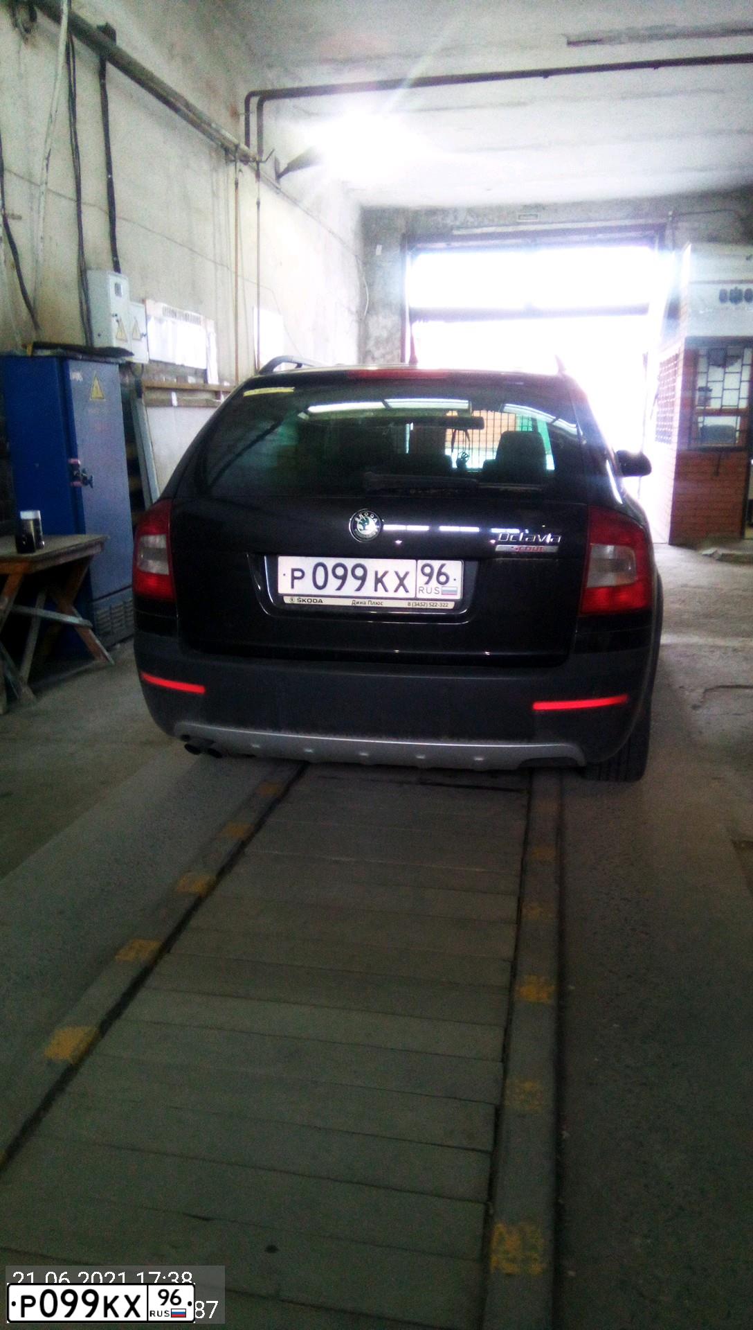 Фото автомобиля SKODA OCTAVIA, 2011 — госномер Р099КХ96. Цвет: ЧЕРНЫЙ
