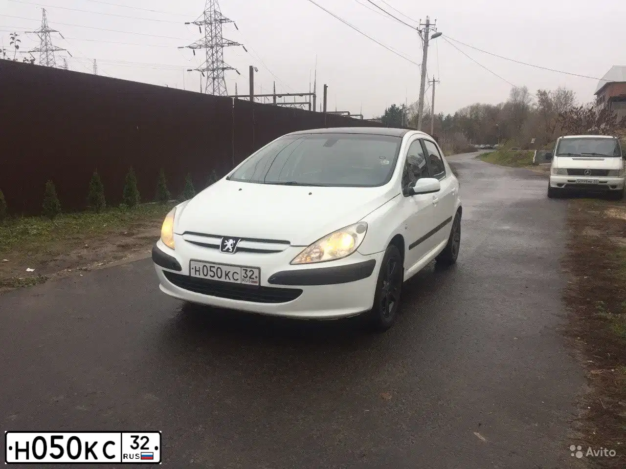 Фото автомобиля PEUGEOT 307, 2001 — госномер Н050КС32. Цвет: Белый