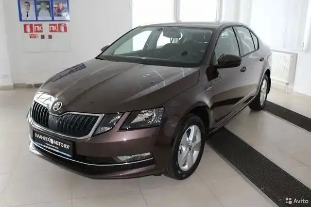 Фото автомобиля SKODA OCTAVIA, 2019 — госномер Т952ММ45. Цвет: Коричневый