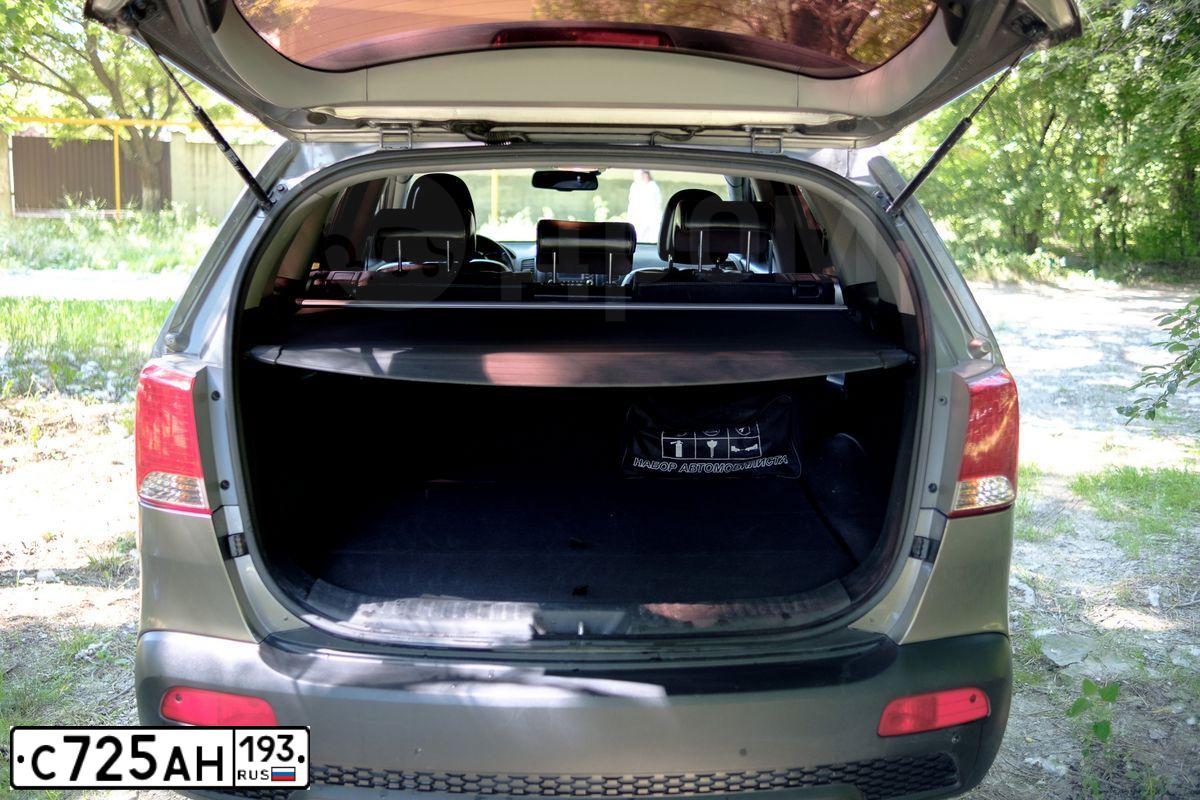 Фото автомобиля KIA SORENTO, 2011 — госномер Е001НЕ93. Цвет: СЕРЫЙ