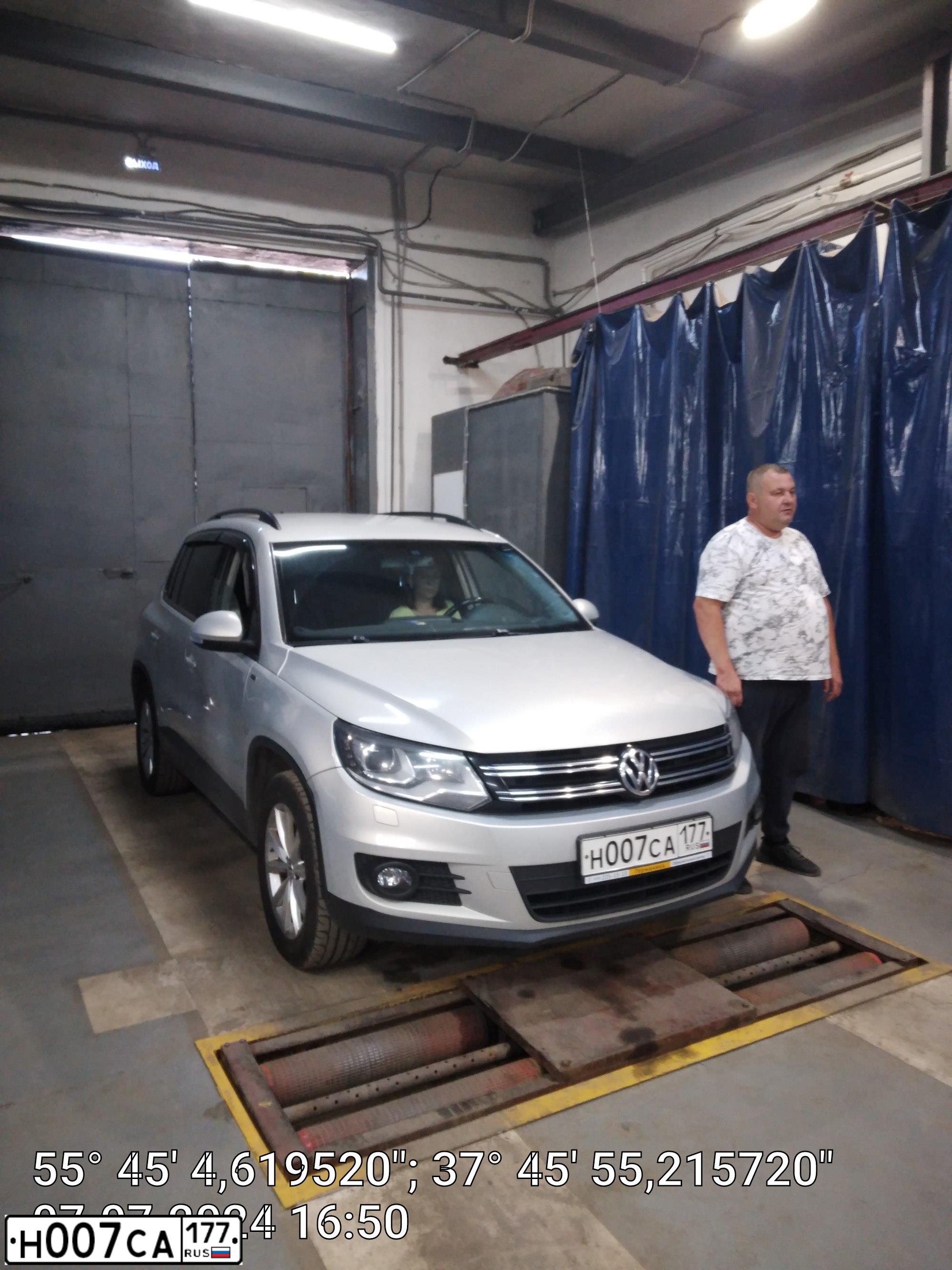 Фото автомобиля VOLKSWAGEN TIGUAN, 2015 — госномер Х343АР790. Цвет: ЖЕЛТЫЙ