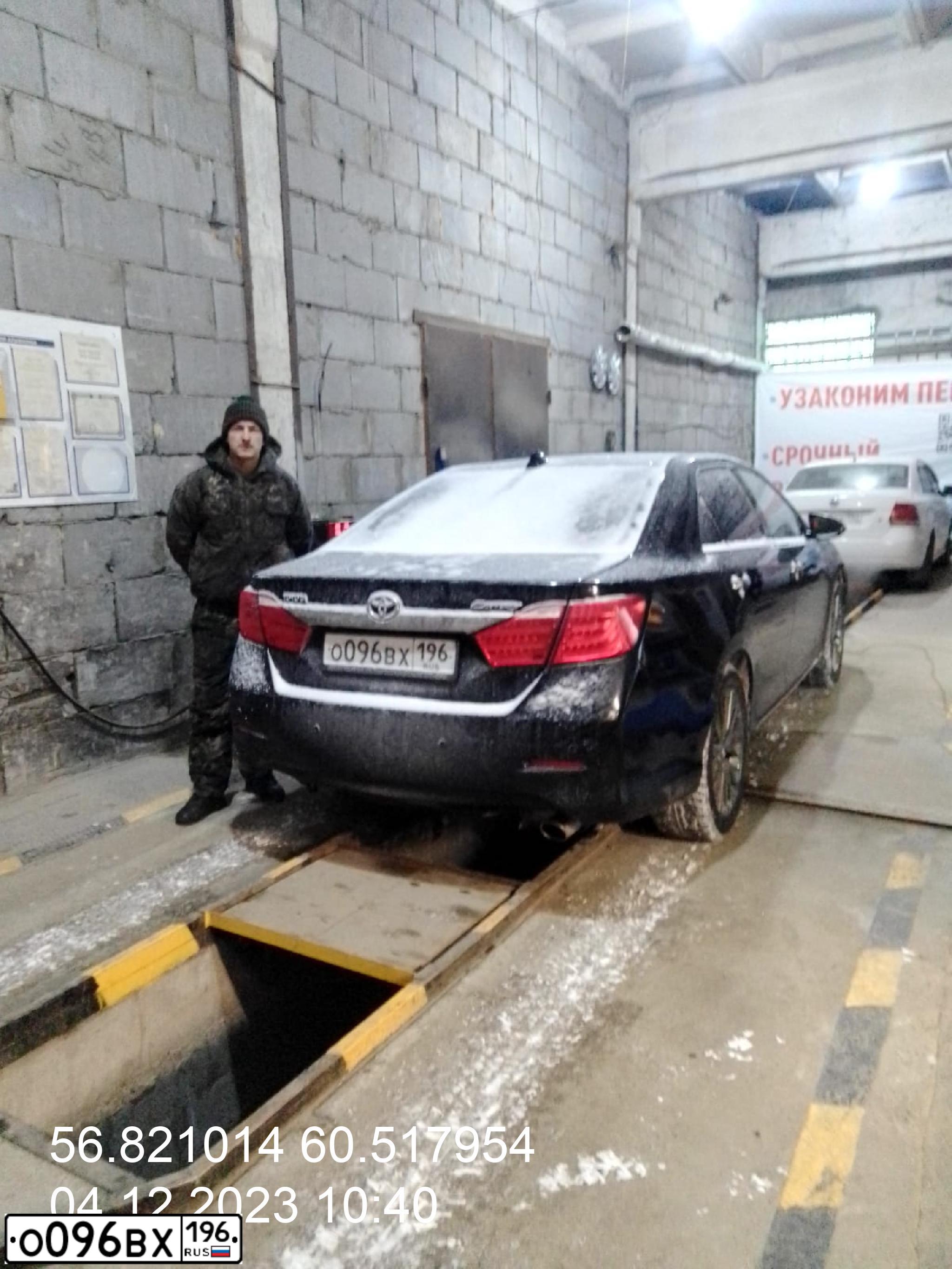 Фото автомобиля TOYOTA CAMRY, 2012 — госномер О096ВХ196. Цвет: ЧЕРНЫЙ