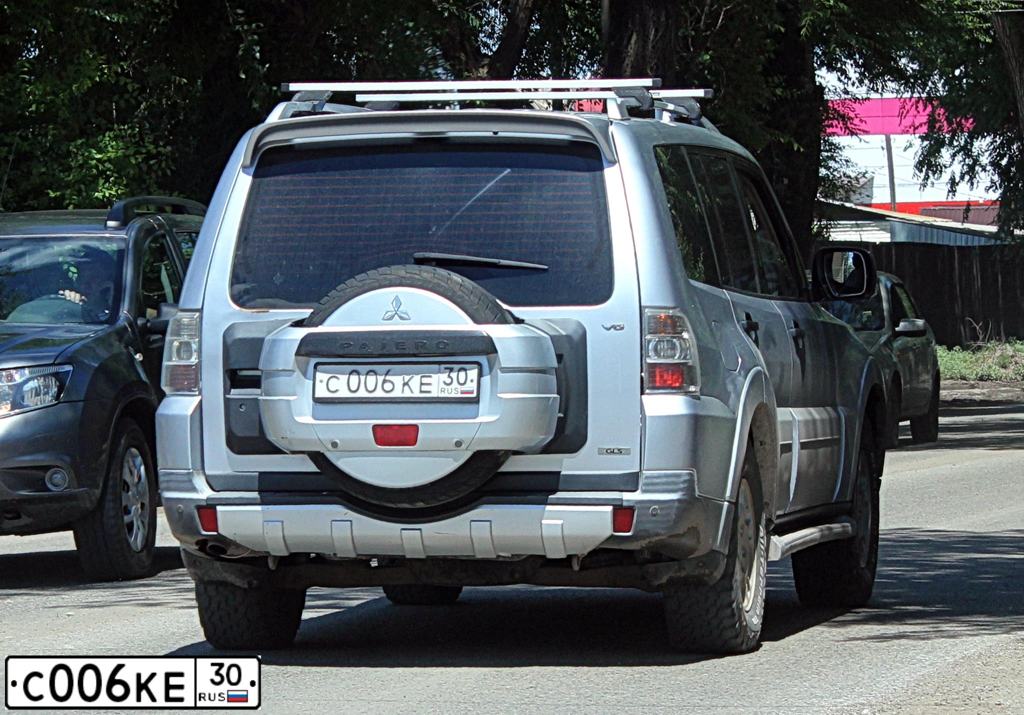 Фото автомобиля MITSUBISHI PAJERO, 2007 — госномер С006КЕ30. Цвет: Серебристый